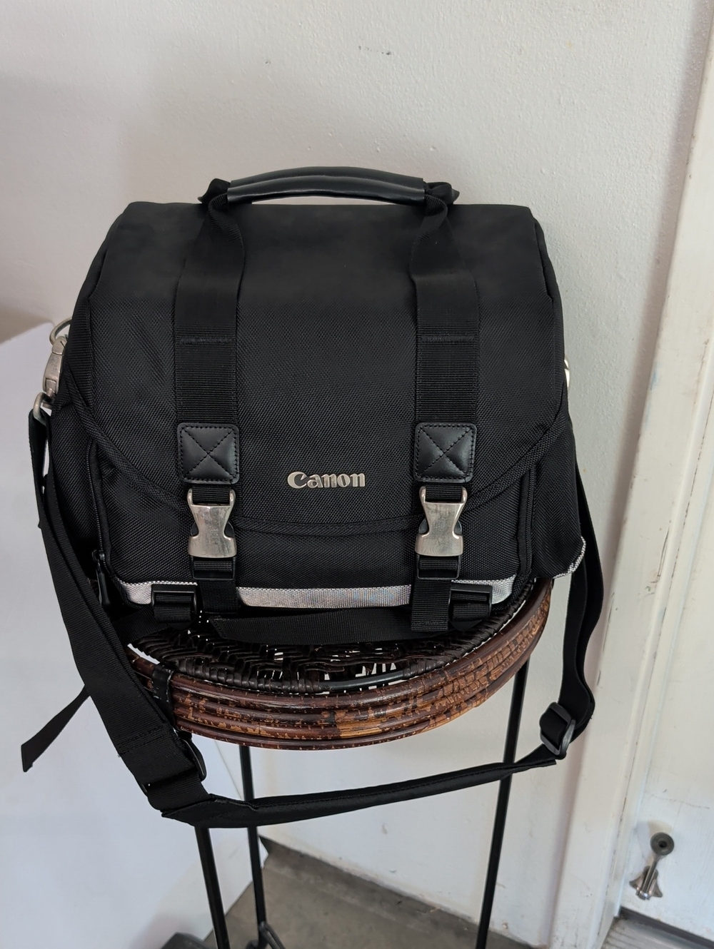 Canon 200DG Digital Camera Gadget Bag Large Black W/ Metal Hardware